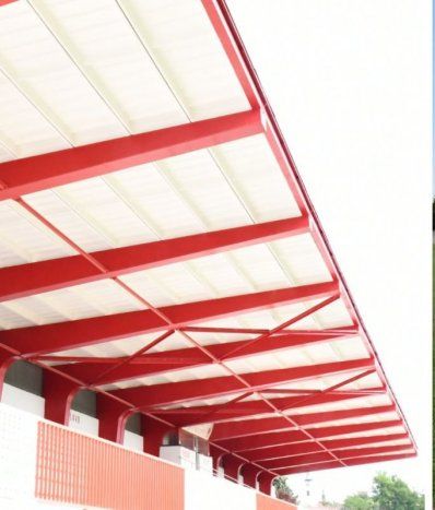 Opravený podhľad tribúny na futbalovom štadióne